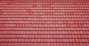 Toiture en tuiles rouges après nettoyage et démoussage professionnel