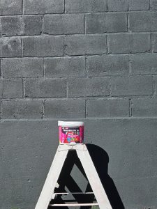 Rénovation de mur extérieur à Evreux ! Application d'une peinture et d'un vernis ANTI GRAFFITI !!! RÉSULTAT IMPECCABLE ET DURABLE