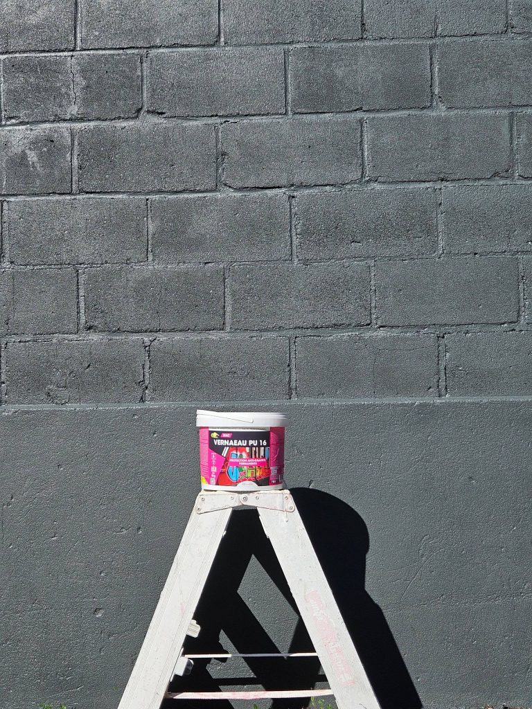 Rénovation de mur extérieur à Evreux ! Application d'une peinture et d'un vernis ANTI GRAFFITI !!! RÉSULTAT IMPECCABLE ET DURABLE